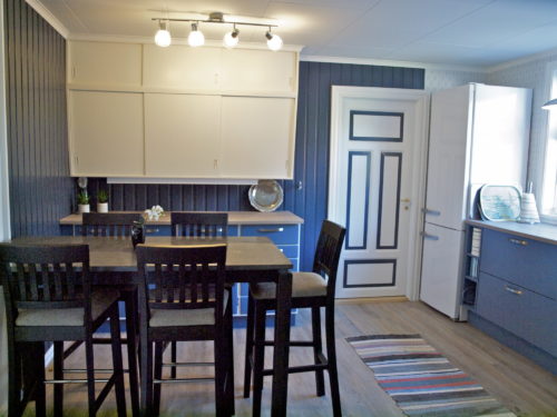 Ferienhaus, Austrått agrotourismus, Kårstua, blaue küche, hoher Tisch mit schwarze Barhockern, blaue wände