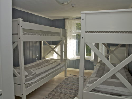 Ferienhaus, Austrått agrooturismus, Kårstua, schlafzimmer mit zwei weiße etagenbetten, blaue wände, fenster im hintergrund
